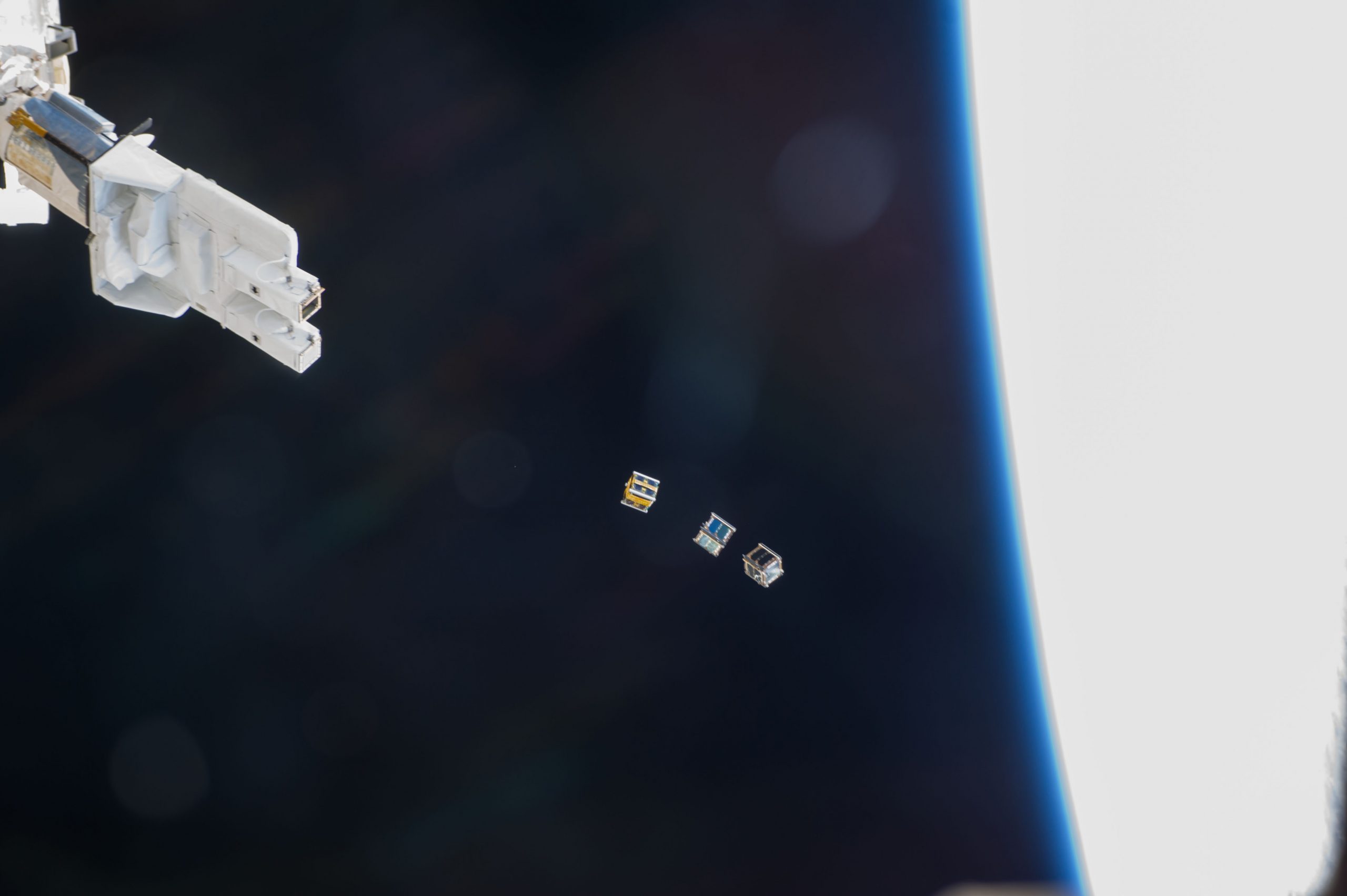 vệ tinh picodragon được thả ra vũ trụ bởi cánh tay robot của trạm ISS vegageospatial